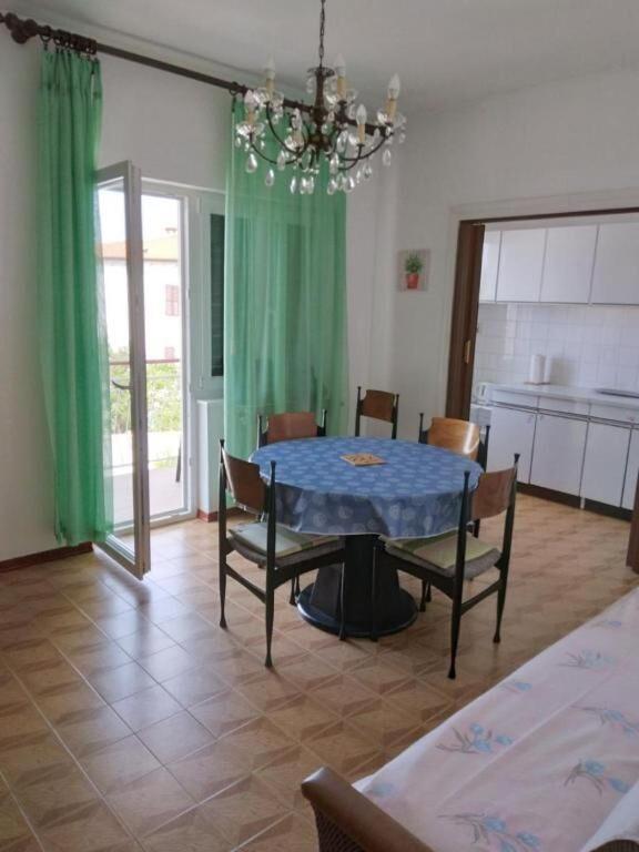 Sea Breeze Apartment *
